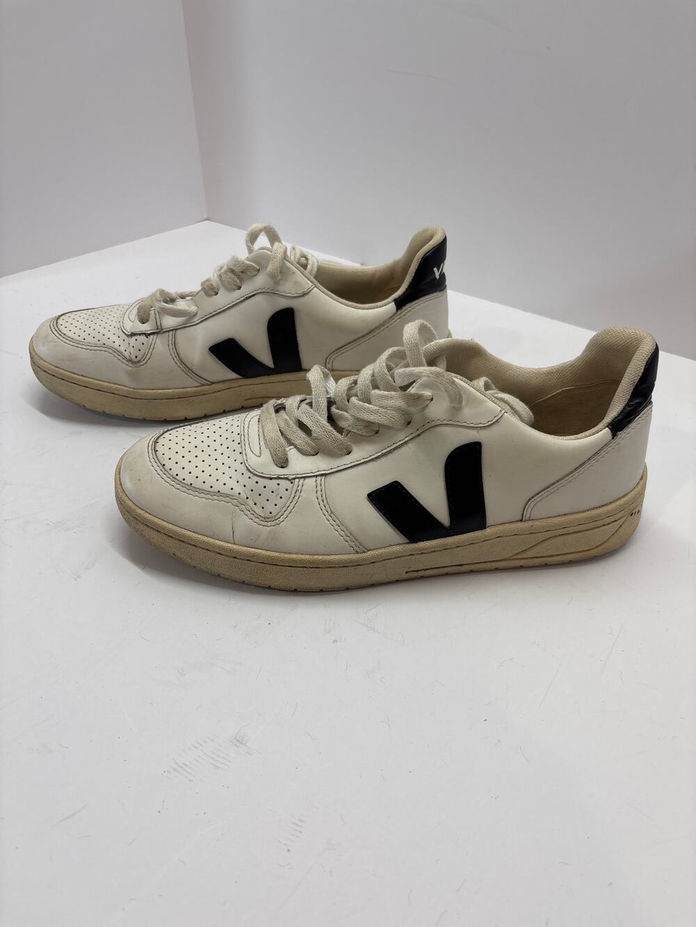 VEJA Unisex Sneakers EU 40 US 7 White Black Leather Made in Brazil
